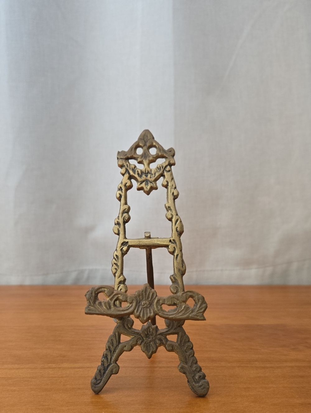 Vintage Antique-Style Decorative Brass Easel in Brass Finish